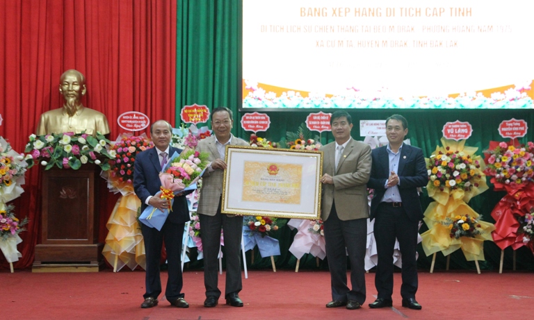 Phó Chủ tịch UBND tỉnh Nguyễn Thiên Văn trao Bằng xếp hạng di tích cấp tỉnh đối với Di tích lịch sử chiến thắng tại Đèo M’Drắk – Phượng Hoàng năm 1975 cho huyện M'Drắk.